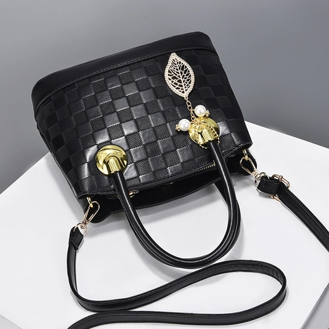 Borsa A Spalla In Pelle PU Goffrata A Scacchi Donna Borsa A Mano Tracolla Grande Capacità Con Pendente In Perla Artificial A Foglia