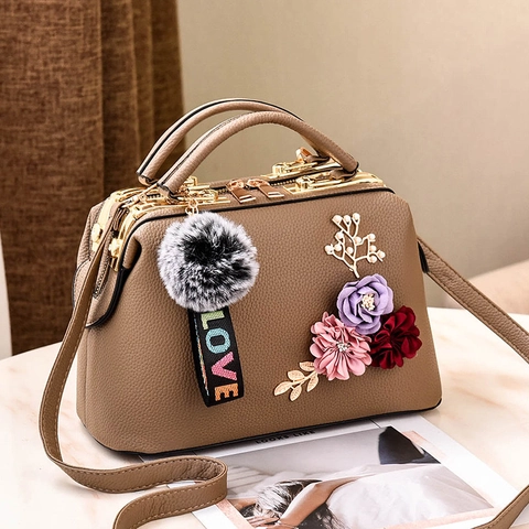 Borsa A Spalla Da Donna Pelle PU Grana Litchi Decorazione Floreale Dimensional Stile Dottore Vintage Borsa A Tracolla Con Ciondolo Palla Di Pelo