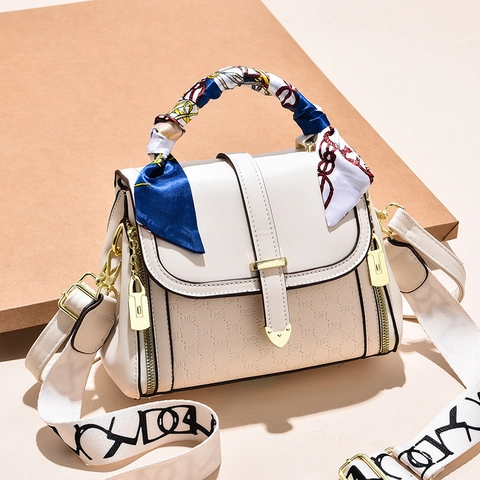 Damen Umhängetasche PU Leder Geprägt Kleine Quadratische Handtasche Mit Satinnschal Griff Und Dualen Riemen Herzschloss Retro