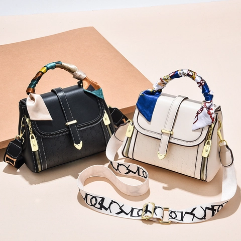Damen Umhängetasche PU Leder Geprägt Kleine Quadratische Handtasche Mit Satinnschal Griff Und Dualen Riemen Herzschloss Retro
