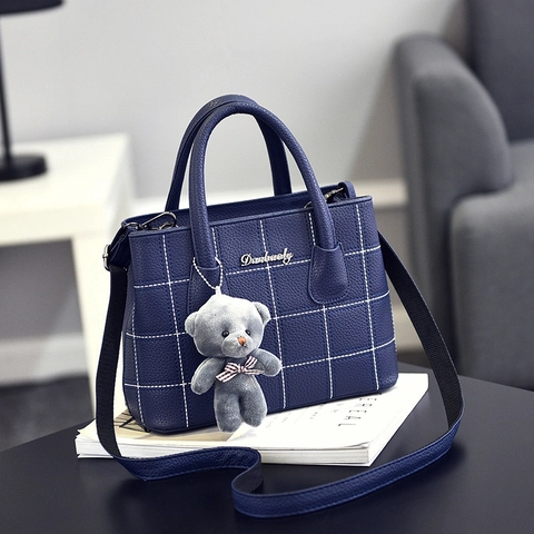 Sac À Main En Cuir PU Matelassé Pour Femmes Avec Pendentif Ours En Peluche Couture À Grille Sac Bandoulière Versatile