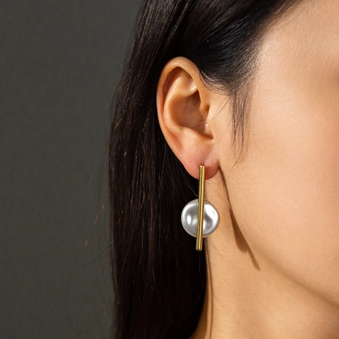 Orecchini A Barra Lunga Minimalisti Placcati Oro In Acciaio Inossidabile Con Perla Artificial Barocca Piatta Per Donna