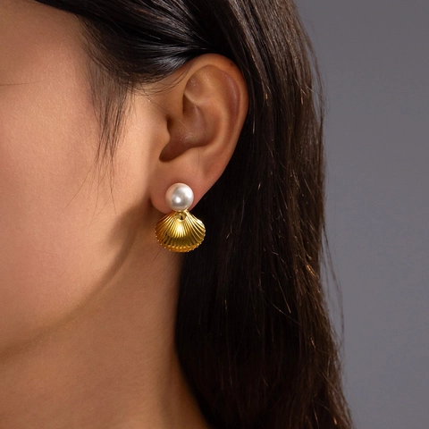 Pendientes De Botón De Concha De Perla Artificial De Acero Inoxidable Elegante Chapado En Oro Diseño De Nicho Para Mujeres
