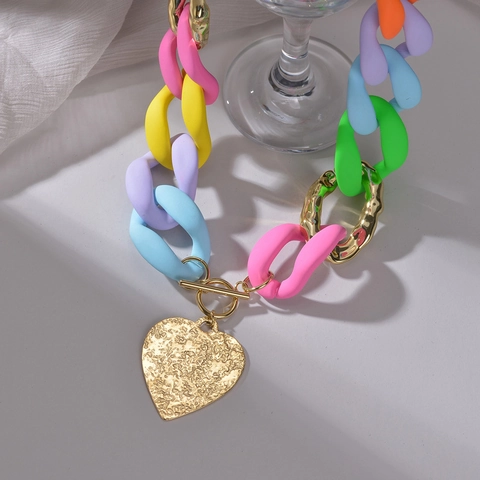 Collier À Grosse Chaîne En Acrylique Coloré Avec Pendentif Cœur Martelé En Acier Inoxydable Style Dopamine Fermoir OT