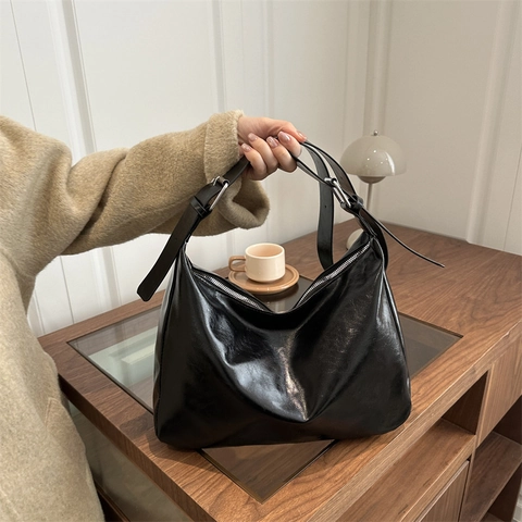 Borsa Hobo In Pelle PU Grande Capacità Retro Minimalista Borsa A Spalla Morbida Con Fibbia Argento Regolabile Per Donne