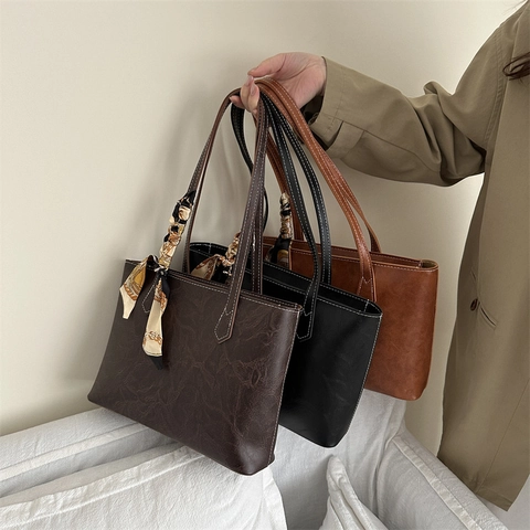 Damen Tote Bag PU Leder Große Kapazität Pendler Umhängetasche Vintage Stil Handtasche Mit Dekorativem Satinnschal