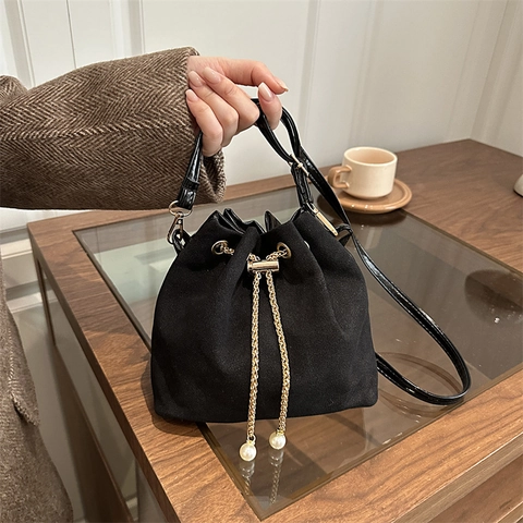 Retro PU Suede Frosted Bucket Bag Artificial Pearl Chain Drawstring Adjustable Shoulder Strap Elegant Crossbody Handbag Women