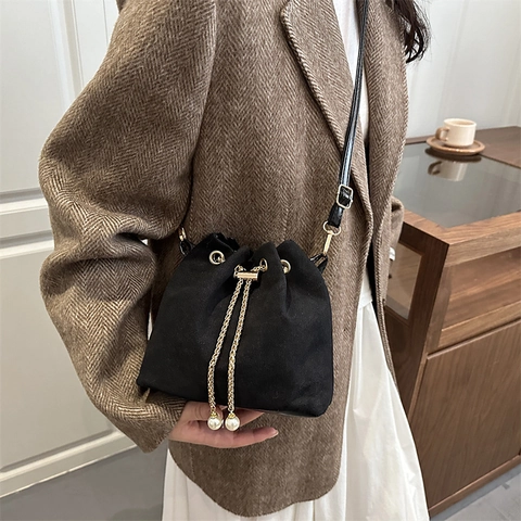Retro PU Suede Frosted Bucket Bag Artificial Pearl Chain Drawstring Adjustable Shoulder Strap Elegant Crossbody Handbag Women