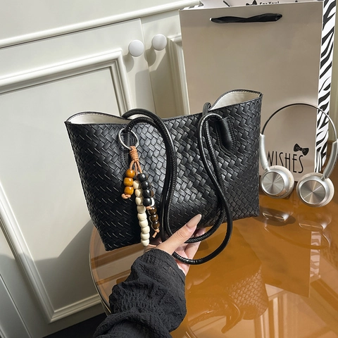 Gewebte PU Leder Tote Tasche Große Kapazität Mit Innentasche Und Holzperlenanhänger Retro Commuter Unterarm Schultertasche Für Frauen