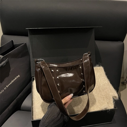 Borsa A Spalla Retro In Pelle Verniciata PU Con Borchie Argentate Tracolla Larga Moda Y2K Semplice Borsa Sottoascellare