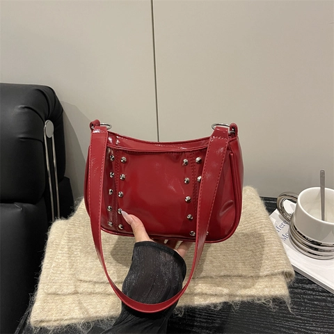 Borsa da Ascella in Pelle PU Verniciata con Borchie Retro da Donna Borsa a Tracolla Lucida di Grande Capacità per Pendolarismo