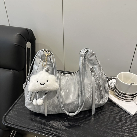 Borsa Hobo In Pelle PU Stropicciata Texture Metallica Borsa A Spalla Con Ciondolo A Nuvola Borsa Sottobraccio Alla Moda