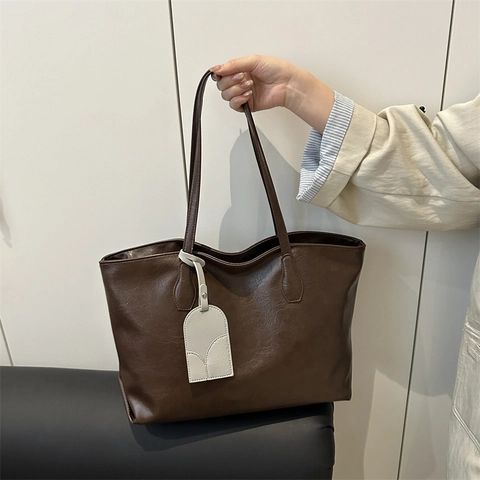 Large Capacity Tote Bag PU Leather Minimalist Commuter Shoulder Handbag With Decorative Tag For Women Daily Travel