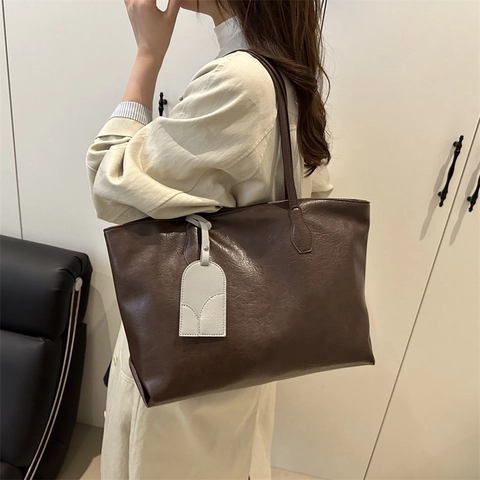 Large Capacity Tote Bag PU Leather Minimalist Commuter Shoulder Handbag With Decorative Tag For Women Daily Travel