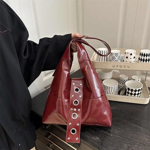 Punk Stil Glänzende PU-Leder Schultertasche Große Kapazität Silber Ösen Nieten Vintage Hobo Tote Bag Für Damen