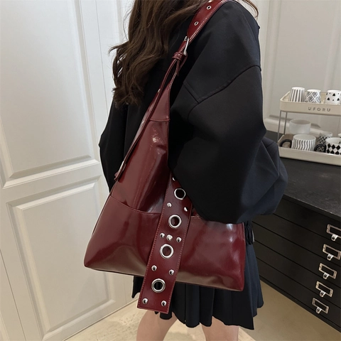 Punk Stil Glänzende PU-Leder Schultertasche Große Kapazität Silber Ösen Nieten Vintage Hobo Tote Bag Für Damen