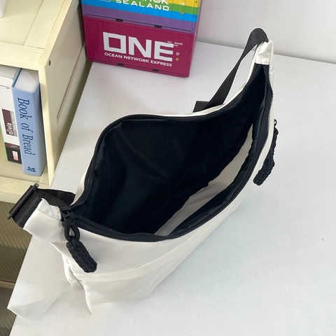 Nylon Crescent Crossbody Bag Large Capacity Lightweight Half Moon Messenger Bag With Adjustable Wide Strap Minimalist Casual