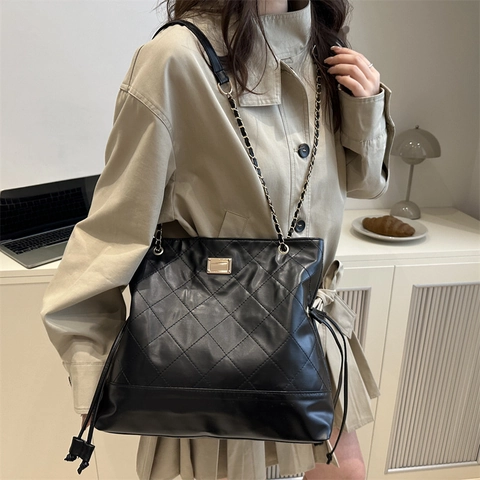 Große Kapazität Damen Gesteppte Tote Bag Vintage Schultertasche Mit Metallkette Riemen Spezielles Material Polyester Futter Tasche