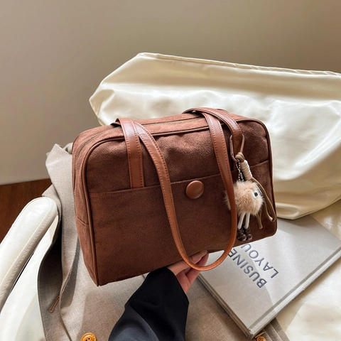 Sac À Épaule Vintage En Simili Daim Grande Capacité Sac À Main Sous Les Bras Avec Joli Pendentif En Peluche Style Minimaliste Femme