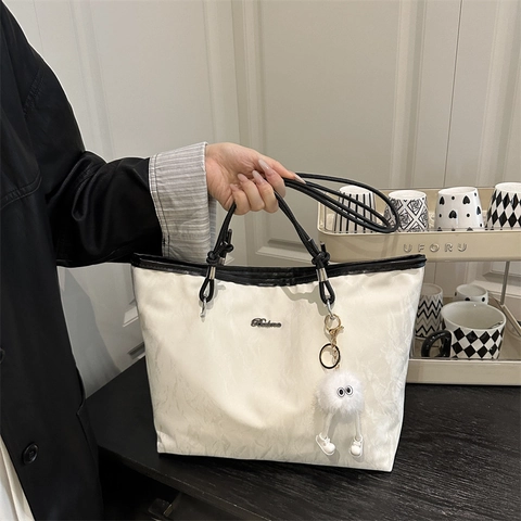 Women Large Capacity Tote Bag Pleated PU Leather Fashion Commuter Shoulder Bag With Plush Charm Accessory
