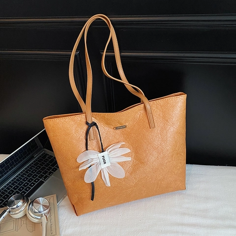Grote Capaciteit Tote Bag PU Leer Gerimpelde Textuur Vintage Woon Werkverkeer Schoudertas Dames Met Bloemenhanger