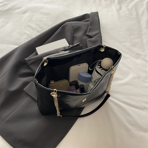 Damen Glänzende PU Leder Tote Tasche Große Kapazität Schulter Handtasche Mode Kettengurt Elegant Hirsch Anhänger Freizeit Reisen