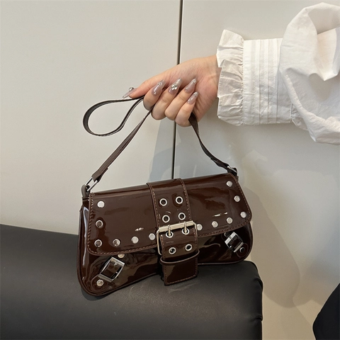 Bolso de Axila de Charol con Remaches Punk Y2K para Mujer Hebilla de Metal Ojales Color Sólido Bolso de Hombro Pequeño