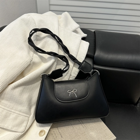 Sac Sous l'Aisselle pour Femmes Mode Minimaliste en Cuir PU Nœud en Métal Sac à Bandoulière Carré Avec Sangle Tressée