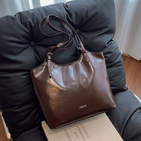 Modischer Schriftzug Glänzende PU Leder Tragetasche Große Kapazität Verstellbare Schulterhandtasche Mit Baseball Anhänger