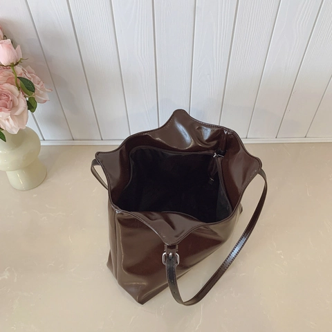 Modischer Schriftzug Glänzende PU Leder Tragetasche Große Kapazität Verstellbare Schulterhandtasche Mit Baseball Anhänger