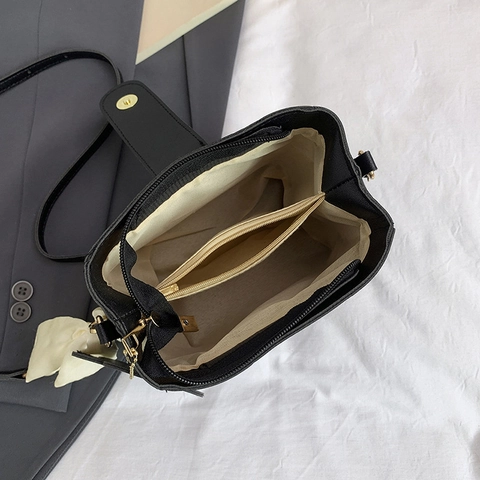 Borsa A Secchiello Tracolla Da Donna In Pelle PU Design Francese Con Decorazione Sciarpa Di Raso Pendente A Fiore Bottone In Legno Stile Vintage