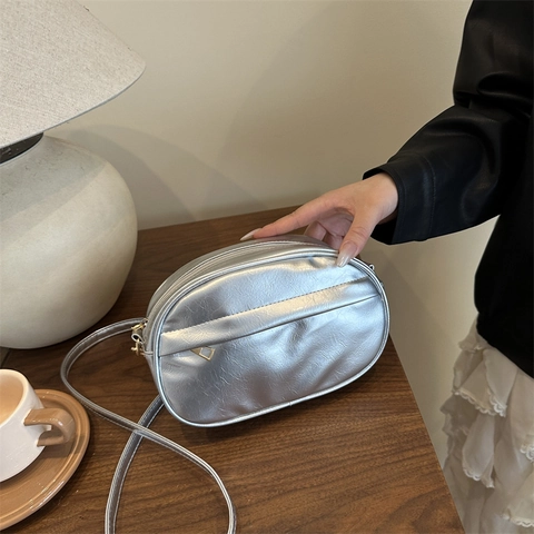 Damen Oval Umhängetasche PU Leder Glänzend Metallic Retro Schultertasche Mit Verstellbarem Riemen Goldener Reißverschluss