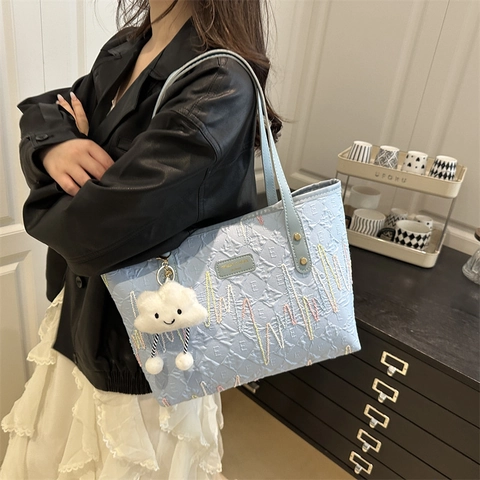 Borsa Tote Da Donna Grande Capacità Nylon Trapuntata Ricamo Ondulato Moda Versatile Borsa A Tracolla Con Ciondolo A Nuvola