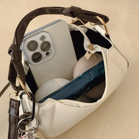 Bolso Bandolera De Media Luna De Cuero PU Para Mujer Con Asa Anudada Y Colgante De Béisbol Bolso De Mano Minimalista