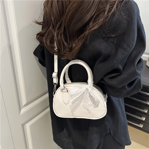 Damen Minimalistische PU Leder Boston Handtasche Mit Spitzenschleife Geprägte Cartoon Muster Kleine Umhängetasche Für Den Alltag