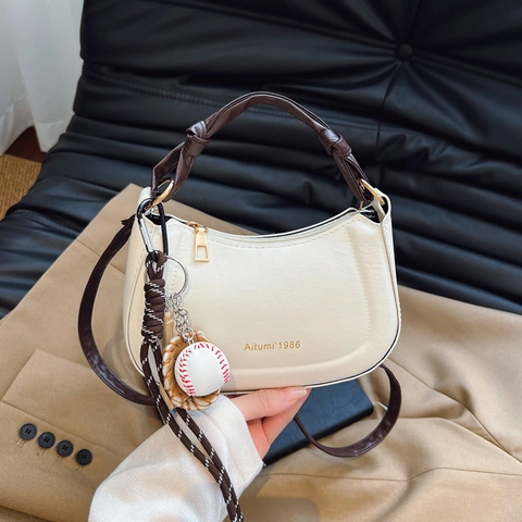 Bolso Bandolera De Media Luna De Cuero PU Para Mujer Con Asa Anudada Y Colgante De Béisbol Bolso De Mano Minimalista
