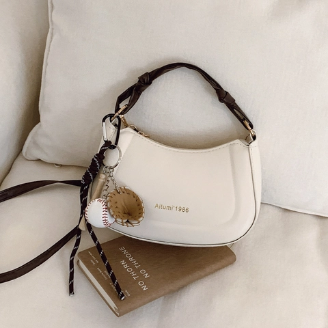 Schicke Damen PU Leder Halbmond Umhängetasche Off White Kontrastgriff Hobo Schultertasche Mit Baseball Anhänger Kleine Quadratische Tasche