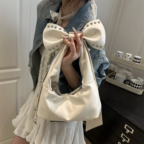 Bow Underarm Bag Glänzendes PU Leder Silberne Nieten Japanischer Stil Cool Sweet Damen Schultertasche Plissierte Cloud Bag