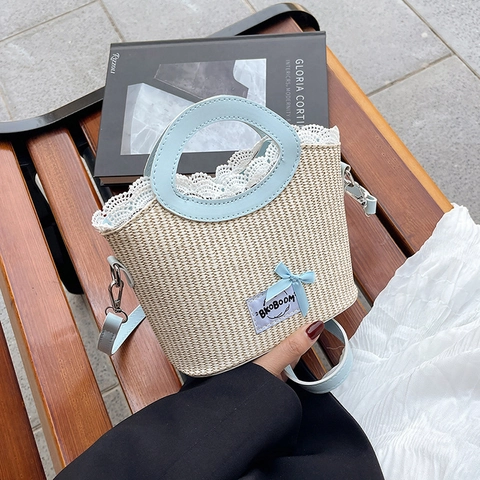 Dames Geweven Stro Emmertas Met Elegante Witte Kanten Rand En Strik Kleine PU Leren Crossbody Handtas Voor Zomervakantie
