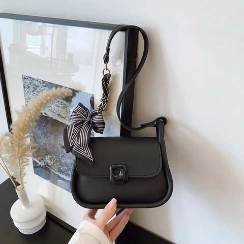 Borsa a Sella Vintage in Pelle PU da Donna Con Fiocco in Seta e Ciondolo in Peluche Elegante Borsa a Spalla Sottoascellare