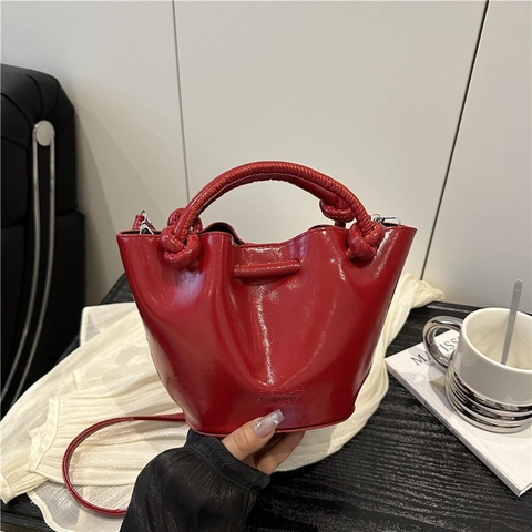 Borsa A Secchiello In Pelle PU Lucida Pieghettata Manico Annodato Tracolla Versatile Donna Moda Casual