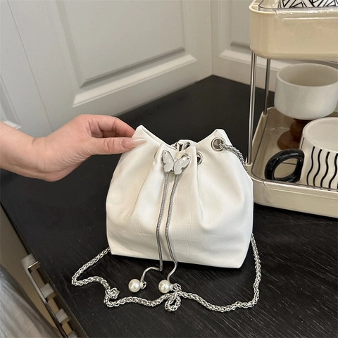 Women Alligator Pattern PU Leather Bucket Bag With Butterfly Buckle Artificial Pearl Tassel Silver Metal Chain Crossbody Strap Chic