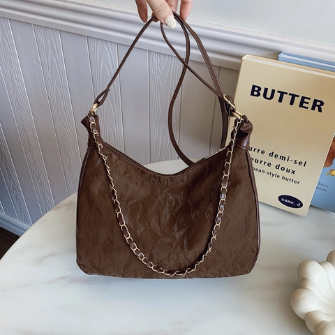 Minimalist PU Pleated Shoulder Bag For Women Large Capacity Tote Bag With Metal Chain Decoration And Cute Plush Charm Hobo Bag