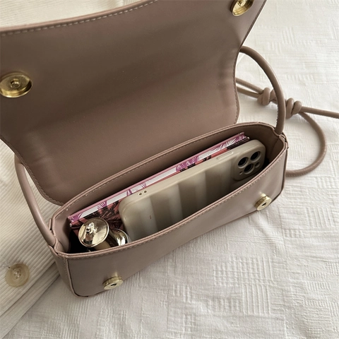 Chic Underarm Shoulder Bag Synthetic Leather Curved Bottom Knotted Strap Magnetic Closure For Women Minimalist Niche Vintage