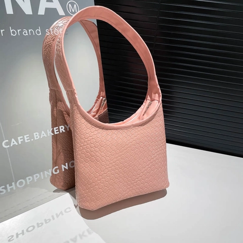 Woven PU Leather Hobo Shoulder Bag For Women Crocodile Pattern Minimalist Half Moon Underarm Handbag Solid Color