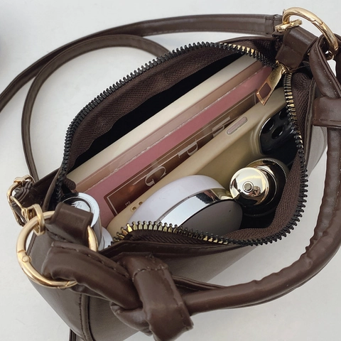 Sac Bandoulière Demi-Lune En Cuir PU Niche Française Pour Femmes Avec Poignée Nouée Et Charme De Monstre En Peluche