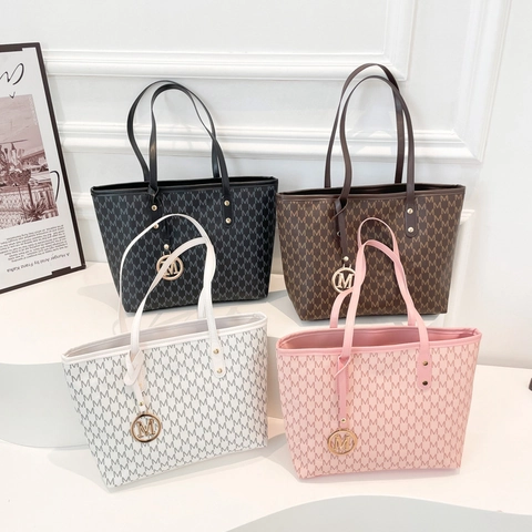 Damen Mode PU Leder Tragetasche Mit M Buchstabe Monogramm Druck Große Kapazität Umhängetasche Mit Gold Metall Anhänger Für Arbeit Shopping Freizeit Alltag