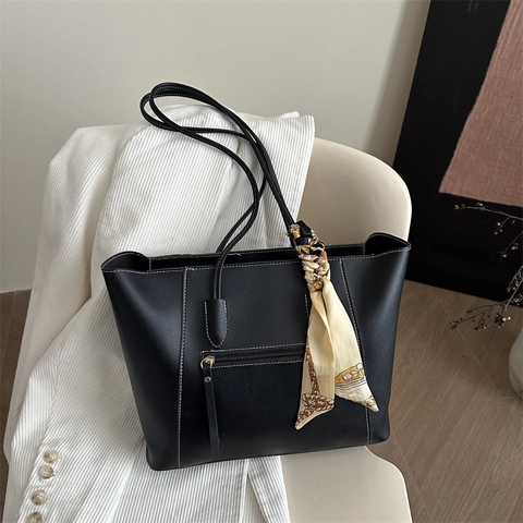 Große Damen Tote Tasche Aus PU Leder Mit Kontrastnähten Und Reißverschlusstasche Vorne Inklusive Bedrucktem Satinnschal
