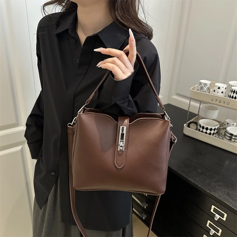 Borsa A Secchiello Retrò In Pelle PU Donna Grande Capacità Apertura Ondulata Borsa A Tracolla Borsa A Mano Con Chiusura In Metallo Argentato Moda