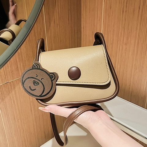 Borsa A Tracolla Da Donna Pelle PU Piccola Quadrata Patta Fibbia Magnetica Tracolla Regolabile Con Ciondolo Orso